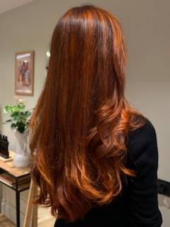 Salon de coiffure pour une coloration végétale aux plantes par une coloriste styliste visagiste à Lyon Croix Rousse