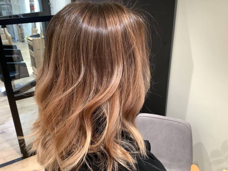 Salon de coiffure pour un Ombré et Lumière, balayage naturel à la pate d'argile à Lyon Croix Rousse