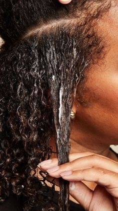 Cheveux frisés , très frisés ou crépus :soins à la kératine végétale et colorations végétales ou aux huiles essentielles à Lyon dans le Rhône